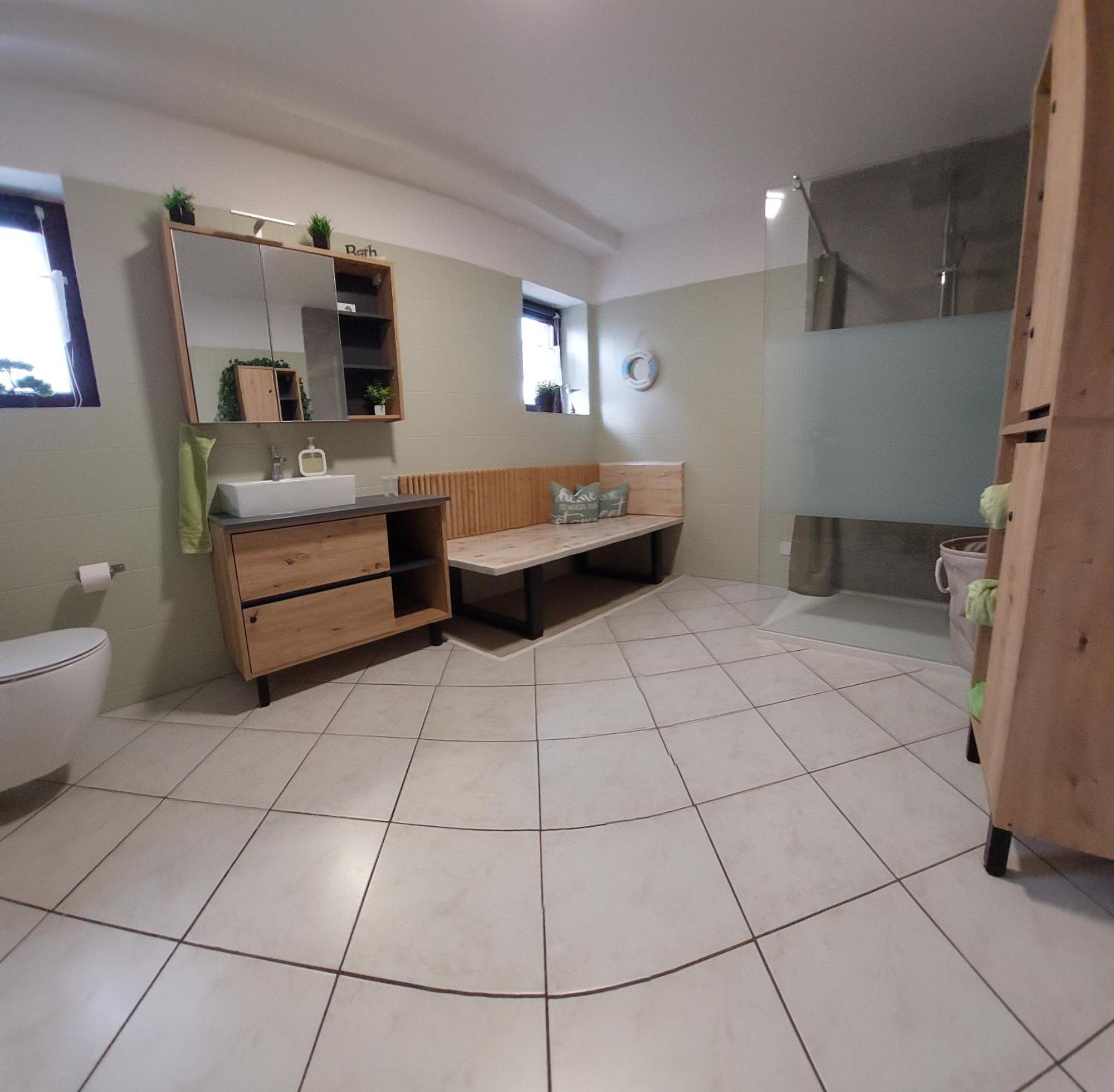 Ganze Ferienwohnung 5 Km Von Erfurt, Mit Kaffeevollautomat, Tv, Wlan, Boxspringbett, Schlafsofa Und Einkaufsmoeglichkeiten, Sehr Gute Anbindung Zur A71 Und A4, Kostenloser Oeff Parkplatz Fuer Pkw Und Transporter Elxleben Kültér fotó